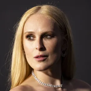 رومر ويليس في مسرح نقابة المخرجين الأميركيين (DGA) في لوس أنجلوس (Rumer Willis at the Directors Guild of America (DGA) theatre in Los Angeles). مصدر الصورة: Etienne LAURENT / AFP