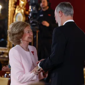 الملك فيليب السادس يستقبل والدته الملكة السابقة صوفيا في القصر الملكي في مدريد (King Felipe VI greets his mother former Queen Sofia at the Royal Palace in Madrid). مصدر الصورة: J. J. GUILLEN / POOL / AFP