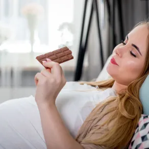 صورة حامل تأكل الشوكولاته