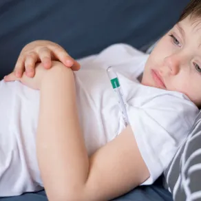 صورة لطفل مريض في فراشه