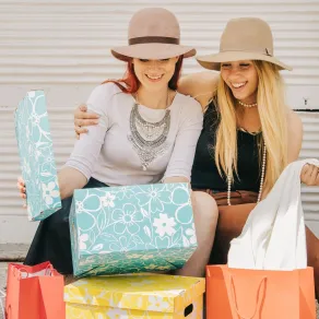 أفضل الهدايا التذكارية للصديقات - الصورة من موقع Freepik