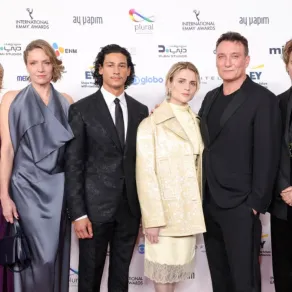 باتريشيا أوليتزكي، إميليو ساكرايا، مالا إيمدي، أوليفر ماسوتشي، وبيا ستريتمان (Patricia Aulitzky, Emilio Sakraya, Mala Emde, Oliver Masucci and Pia Strietmann). مصدر الصورة: Michael Loccisano/Getty Images/AFP