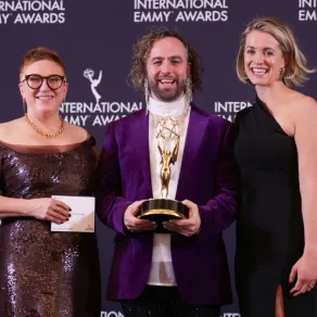 داف جيمس، ريبيكا راي روجرز وليبي دوردي Daf James, Rebekah Wray-Rogers and Libby Durdy في حفل توزيع جوائز إيمي الدولية 2025. مصدر الصورة: Leonardo MUNOZ / AFP