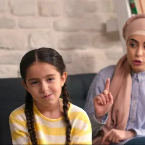 تخويف الأطفال المتكرر والكذب عليهم - الصورة من موقع AdobeStock
صورة لأم مع ابنتها