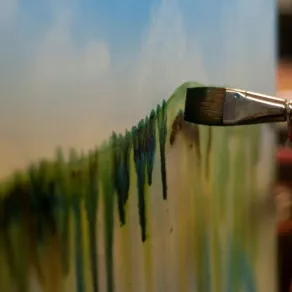 فنانة تشكيلية ترسم بفرشتها لوحة