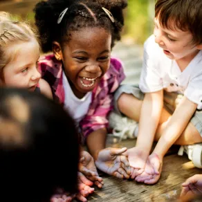 صورة أطفال يلعبون