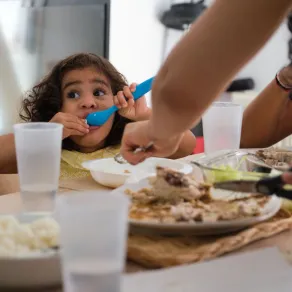 صورة طفلة تأكل