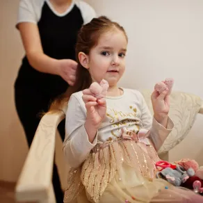 صورة تدليل الطفل