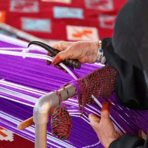 حياكة السدو من أشهر الحرف اليدوية بالسعودية - الصورة من منصة الصور السعودية