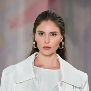 تسريحات شعر راقية لإطلالة فاخرة في اليوم الوطني الإماراتي