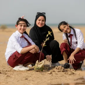 إطلاق أول مشتل مدرسي لأشجار المانغروف - الصورة من الموقع الرسمي لكاوست إطلاق أول مشتل مدرسي لأشجار المانغروف - الصورة من الموقع الرسمي لكاوست