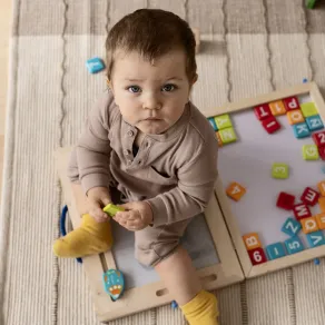 طفل يلعب بألعاب ذكاء