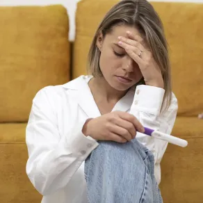 اختراق علمي تاريخي لعلاج عقم النساء- مصدر الصورة: Freepik امرأة تشعر بالحزن لعدم إيجابية اختبار الحمل