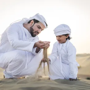 أب يغرس لدى طفله مفاهيم حب الوطن وانتمائه إليه في عمر مبكر