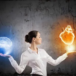 الحيرة بين القلب والعقل قد توقع الشباب في فخ التردد الحيرة بين القلب والعقل قد توقع الشباب في فخ التردد