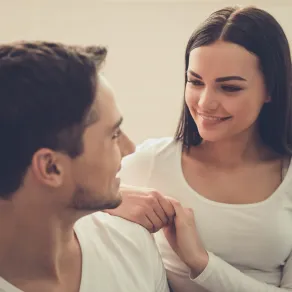 الحب الصامت بالنظرات الحب الصامت بالنظرات