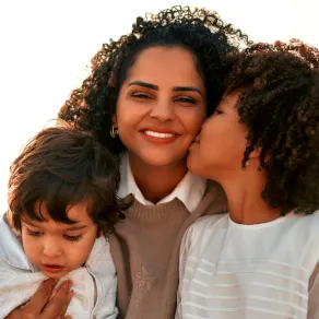 صورة أم مع ابنتها وابنها