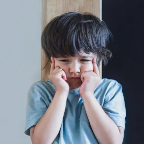 طفل يشعر بالخوف والعزلة طفل يشعر بالخوف والعزلة