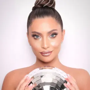 مكياج غليتر مضيء من بول قسطنطينيان مكياج غليتر مضيء من بول قسطنطينيان