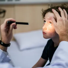 كسل العين عند الأطفال - الصورة من موقع unsplash صورة لطبيب يفحص طفل