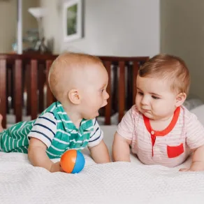 صورة لطفلين يتحدثان بلغتهما الخاصة