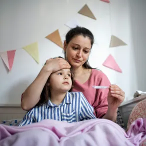 النوبات الحموية عند الأطفال - الصورة من موقع unsplash صورة لأم مع ابنتها