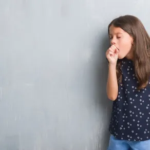 صورة لطفلة تسعل