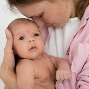 أم قلقة وخائفة من لون بشرة طفلها صورة لأم تحمل طفلها