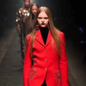 بليزر من فيرساتشي Versace - الصورة من Launchmetrics/Spotlight ©