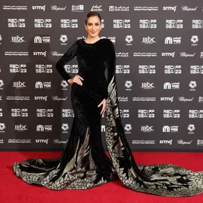 أمينة خليلAmina Khalil   فستان طوني ورد (مصدر الصورة: Daniele Venturelli/Getty Images for The Red Sea International Film Festival)