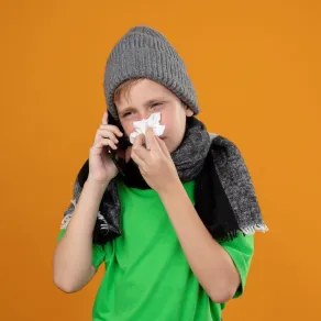 يصاب الأطفال كثيراً بالإنفلونزا الموسمية صورة لطفل مصاب بالانفلونزا