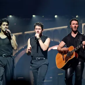 جو جوناس، نيك جوناس، وكيفن جوناس في إنجلوود، كاليفورنيا (Joe Jonas, Nick Jonas, and Kevin Jonas in Inglewood, California). مصدر الصورة: Amy Sussman/Getty Images for Live Nation/AFP جو جوناس، نيك جوناس، وكيفن جوناس في إنجلوود، كاليفورنيا (Joe Jonas, Nick Jonas, and Kevin Jonas in Inglewood, California). مصدر الصورة: Amy Sussman/Getty Images for Live Nation/AFP