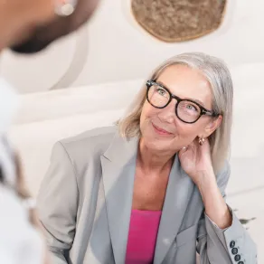 امرأة خمسينية في عيادة الطبيب- المصدر: pexels-anthonyshkraba امرأة خمسينية في عيادة الطبيب- المصدر: pexels-anthonyshkraba