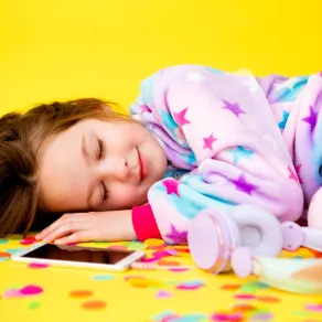 صورة تعبيرية لطفلة تغفو بين الألوان