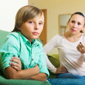 توقفي عن الصراخ والقسوة للطفل صورة لأم تعاتب طفلها بقسوة