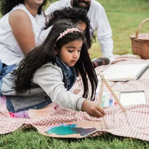 أفكار أنشطة للأطفال في إجازة الشتاء بأسعار معقولة في البيت وخارجه صورة عائلى في الحديقة