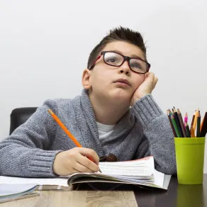 تشتت الانتباه عند الأطفال - الصورة من موقع Freepik صورة لطفل