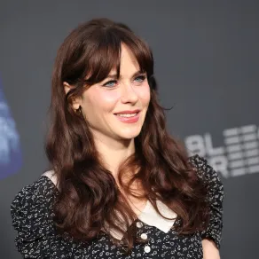 زوي ديشانيل في كاليفورنيا ( Zooey Deschanel in California). مصدر الصورة: Monica Schipper / GETTY IMAGES NORTH AMERICA / Getty Images via AFP