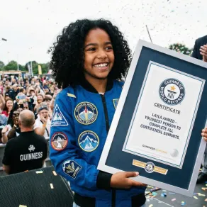 أطفال حققوا أرقاماً قياسية في غينيس 2025 - الصورة تم توليدها بواسطة الذكاء الاصطناعي صورة طفلة تحمل شهادة موسوعة غينيس