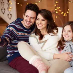 يجب أن تجددي نشاط أسرتك وفق علم الطاقة الصيني صورة لعائلة سعيدة تحتفل بالعام الجديد