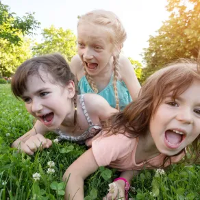 صورة أطفال يلعبون