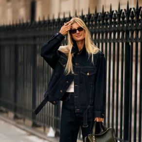 إطلالة جينز ستريت ستايل من باريس - الصورة من Launchmetrics/Spotlight © إطلالة جينز ستريت ستايل من باريس - الصورة من Launchmetrics/Spotlight ©