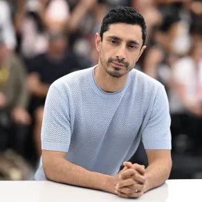 ريز أحمد في فرنسا ( Riz Ahmed in France ). مصدر الصورة: Miguel Medina / AFP ريز أحمد في فرنسا ( Riz Ahmed in France ). مصدر الصورة: Miguel Medina / AFP
