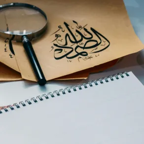 اللغة العربية كانت وسيلة لحضارة عظيمة أسهمت بشكل كبير في نقل وتطوير العلوم كلمة الحمد لله مكتوبة بخط عربي جميل