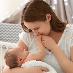  أم تقبل يد طفلها أثناء الرضاعة