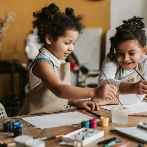 صورة لطفلتين ترسمان