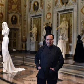 المصمم الراحل عز الدين علايا بتاريخ يوليو 2015 - (مصدر الصورة AFP PHOTO / GABRIEL BOUYS (Photo by GABRIEL BOUYS / AFP) المصمم الراحل عز الدين علايا بتاريخ يوليو 2015 - (مصدر الصورة AFP PHOTO / GABRIEL BOUYS (Photo by GABRIEL BOUYS / AFP)