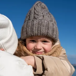 صورة لطفل تحمله أمه 