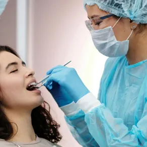 سيدة تخضع لجلسة تنظيف في عيادة طبيب الأسنان -المصدر: pexels-cedric-fauntleroy سيدة تخضع لجلسة تنظيف في عيادة طبيب الأسنان -المصدر: pexels-cedric-fauntleroy