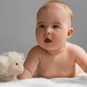 رضيع في الشهر الثالث يرفع رأسه بقوة وثبات صورة لطفل رضيع